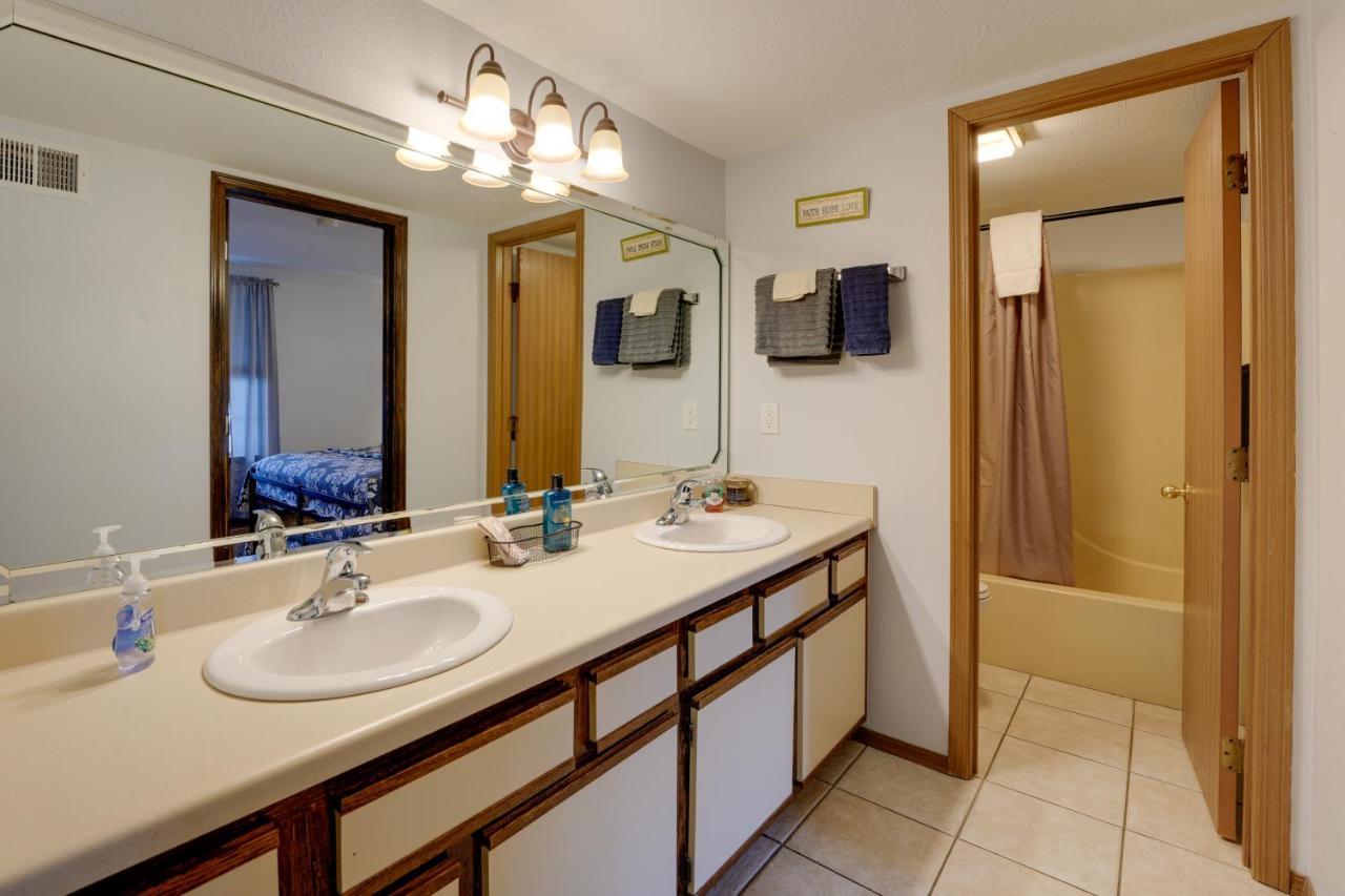 Condo With Balcony And Grill 3 Mi To Moonshine Beach! Бренсън Екстериор снимка